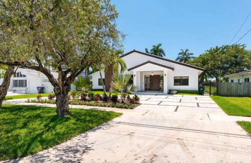 Ojus House | Super Modern Waterfront Paradise Near the Beach