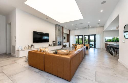 Ojus House | Super Modern Waterfront Paradise Near the Beach