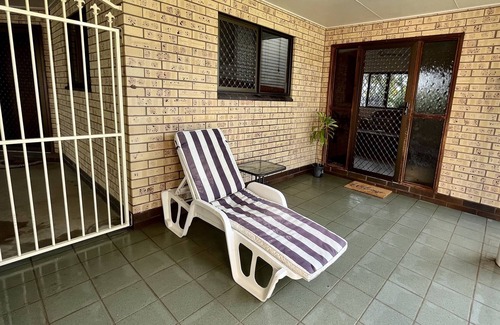 Annandale House | Super-quiet home in cul-de-sac close to Uni, Hospital, Barracks and shopping.