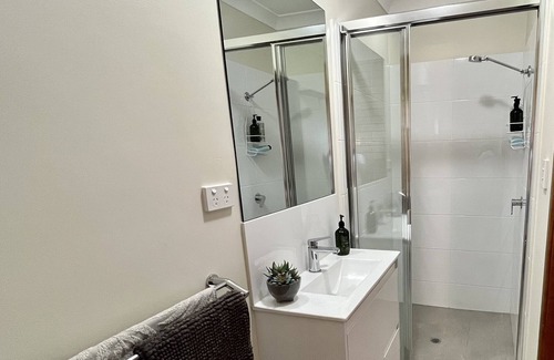 Annandale House | Super-quiet home in cul-de-sac close to Uni, Hospital, Barracks and shopping.