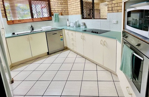 Annandale House | Super-quiet home in cul-de-sac close to Uni, Hospital, Barracks and shopping.