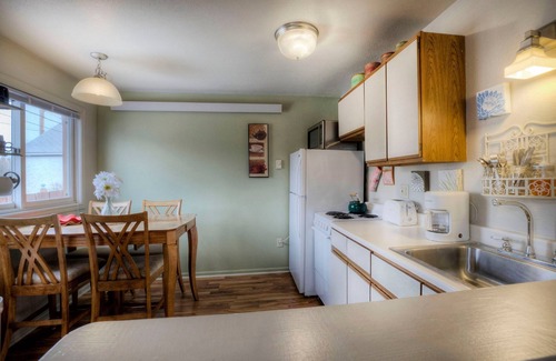 Custer Cottage | Super Value! Clean and Comfy Cottage & Close To All!