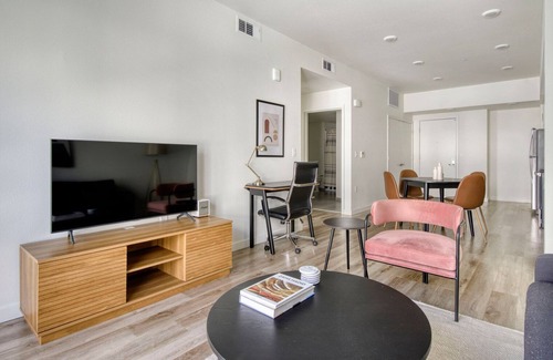 Hayward Apartment | Superb Hayward 1BR w/Heated Pool & On-Site Dining, by Blueground