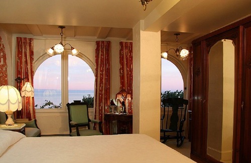 Pacific Grove Cabin | Superb ocean view/1860 5pc Renaissance Revival KINGBED set/rocker/settee/shower