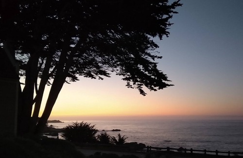 Pacific Grove Cabin | Superb ocean view/1860 5pc Renaissance Revival KINGBED set/rocker/settee/shower