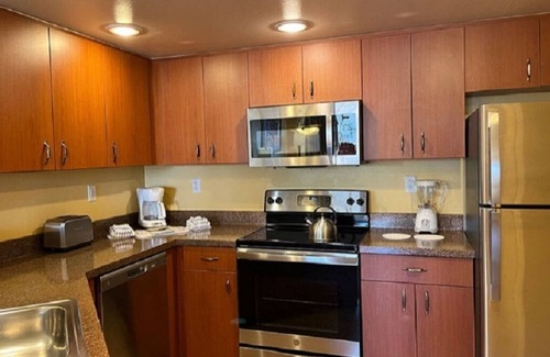 Enterprise Resort | SUPERBOWL WEEK! Las Vegas Resort. Sleeps Four. Full Kitchen.