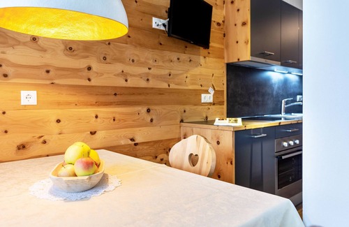 Gudon Apartment | Superior Holiday Apartment 'Marialisa Apt Orchidee' with Mountain View, Whirlpool & Wi-Fi