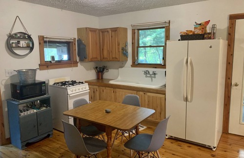 Paradise House | Superior Home - A Cabin in the Woods with SCREENED IN PORCH & Beach Access 🏖