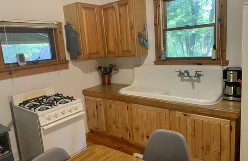 Paradise House | Superior Home - A Cabin in the Woods with SCREENED IN PORCH & Beach Access 🏖