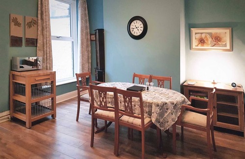 North Bitchburn Apartment | Superking beds, spacious and comfortable ground floor apartment near town centre