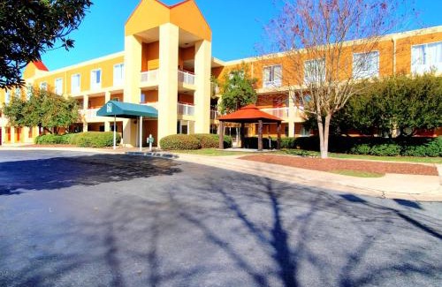 Durham Hotel | SureStay Plus Hotel by Best Western Durham Medical Center