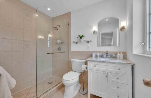 Lauderdale Beach House | Surf KeySteps from Beach Beautiful Courtyard Hot Tub H0MES