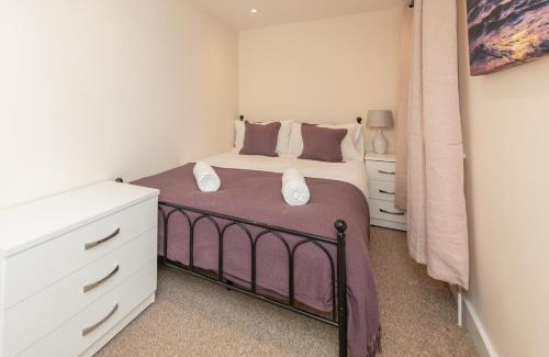 Portswood House | Sutton Cottage - 4BR 2Bath House Up to 9 Guests - Smart TV - Huge Bedrooms - Ideal for Contractors