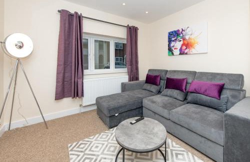 Portswood House | Sutton Cottage - 4BR 2Bath House Up to 9 Guests - Smart TV - Huge Bedrooms - Ideal for Contractors