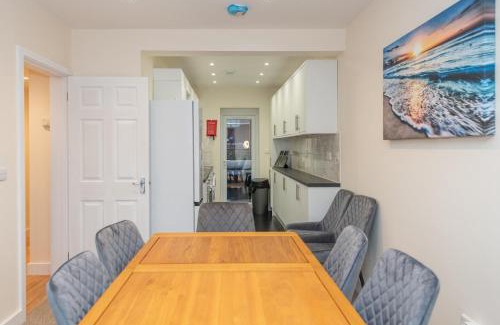 Portswood House | Sutton Cottage - 4BR 2Bath House Up to 9 Guests - Smart TV - Huge Bedrooms - Ideal for Contractors