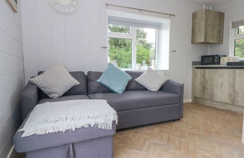 Sutton Weaver Cottage | SUTTON FIELDS CHALET, pet friendly, with a garden in Frodsham
