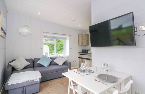Sutton Weaver Cottage | SUTTON FIELDS CHALET, pet friendly, with a garden in Frodsham