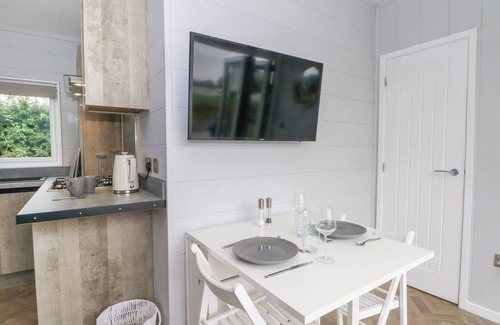 Sutton Weaver Cottage | SUTTON FIELDS CHALET, pet friendly, with a garden in Frodsham