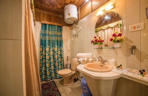 Dal Lake Hotel | Swan Group Of Houseboats