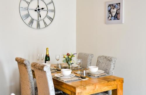 Castle Apartment | Swansea Marina - Sleeps 4 - Underground parking