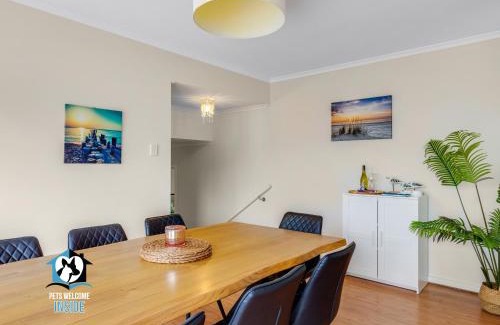 Victor Harbor House | Sweeping Ocean Views 4BR on One Acre