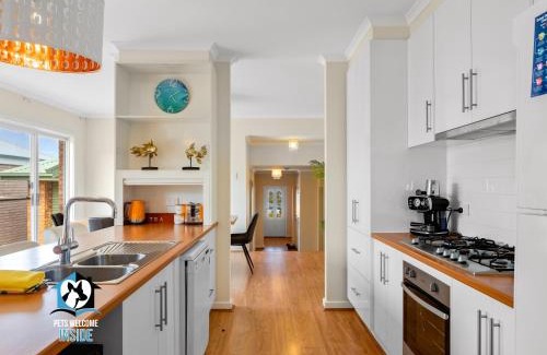 Victor Harbor House | Sweeping Ocean Views 4BR on One Acre