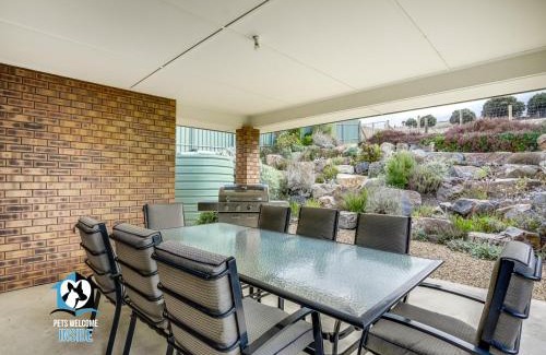 Victor Harbor House | Sweeping Ocean Views 4BR on One Acre