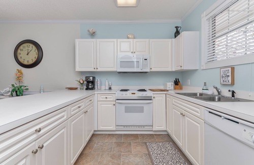 Central Myrtle Beach Condo | Sweet Magnolia - 2BR Condo w/Pool + Near Beach