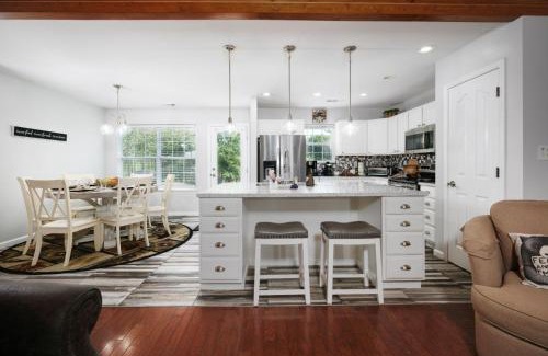 Pigeon Forge House | Sweet Pea Cottage Updated furnishings arcade game HOA Community Outdoor Pool