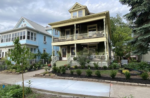 Whittier House | Sweet Retreat in the heart of Uptown close to the lakes.