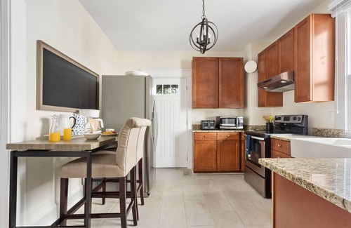 Cannonborough Elliotborough Apartment | Sweetgrass (Suite A) | Blocks from King St