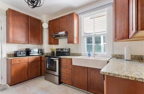 Cannonborough Elliotborough Apartment | Sweetgrass (Suite A) | Blocks from King St