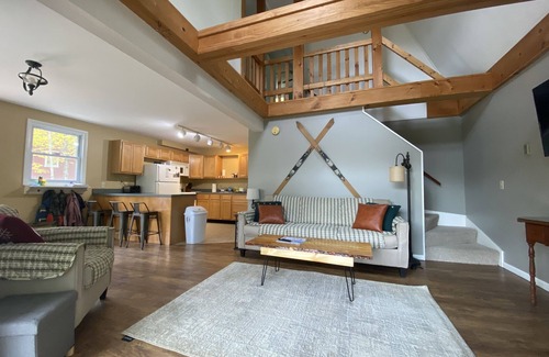 Newbury House | Swim, Hike, Paddle, and Relax on a 21-Acre Pond in the Lake Sunapee Region