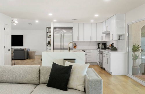 Village Estates House | SWSS Palms Away - 8-BR/18 beds Sport Ct/Poo/ProPutingGreen/HotTub & 15% OFF 7+ Night Stays