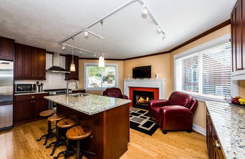 Three Oaks House | Sycamore Guesthouse, steps to Journeyman Distillery!