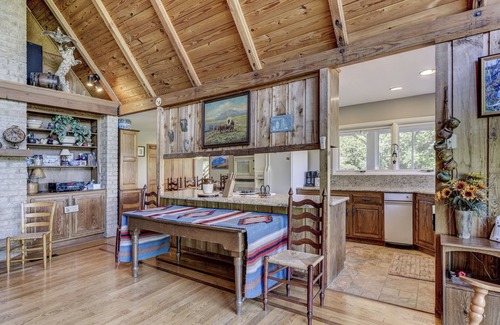 Bethpage House | Sycamore Springs county Charming Chalet, Bethpage