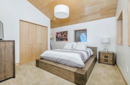 Truckee Villa | Tahoe Donner Luxury 4BR, Hot tub 3100 sqft