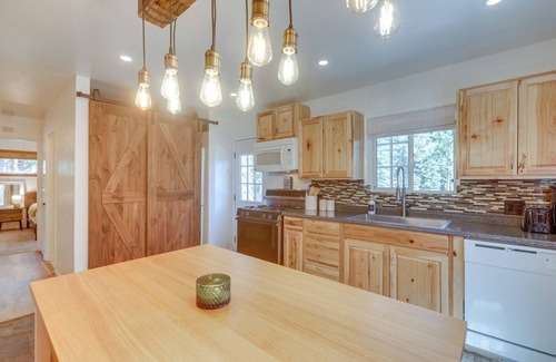 Tahoe Paradise Cabin | Tahoe Home in the Pines: Quiet Neighborhood!