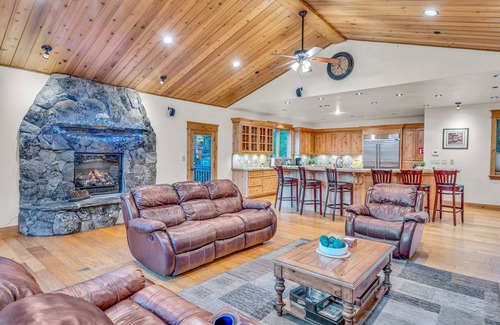 Tahoe Island House | Tahoe Island Retreat | Hot Tub & Game Room