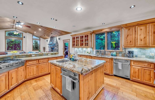 Tahoe Island House | Tahoe Island Retreat | Hot Tub & Game Room