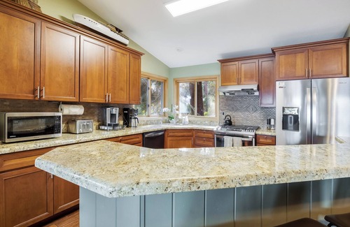 Ridgewood House | Tahoe Mountain Retreat – Gorgeous 4 BDR + Apartment w/Private Hot Tub