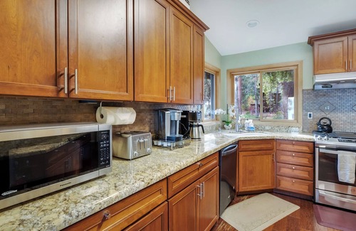 Ridgewood House | Tahoe Mountain Retreat – Gorgeous 4 BDR + Apartment w/Private Hot Tub