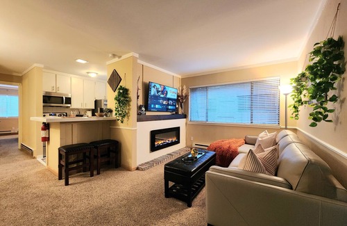 Tahoya Shores Condo | Tahoe Shoreline Retreat - Close to Ski Resorts!