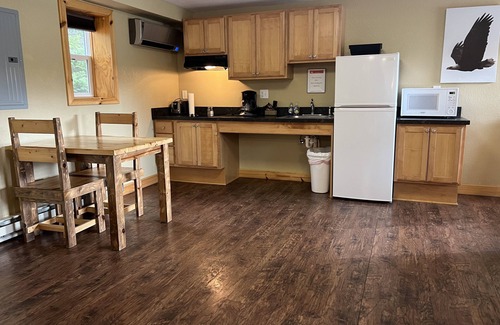 Paradise Hotel | Tahquamenon Suites Lodging - Double Queen Suite