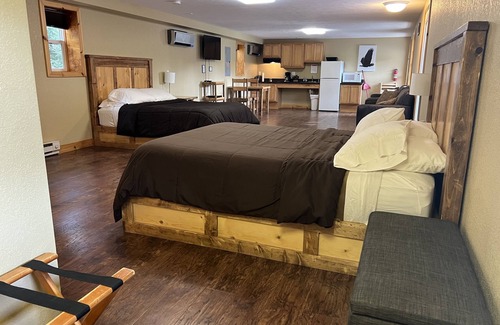 Paradise Hotel | Tahquamenon Suites Lodging - Double Queen Suite