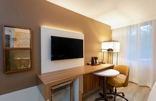 Tallahassee House | Take a Stroll at Myers Park! Relaxing Stay! Pets Allowed!