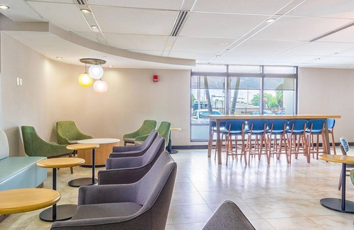 Miami Springs Hotel | Take An Amazing Vacation! 3 Great Units, On-site Pool, Near Bayfront Park!