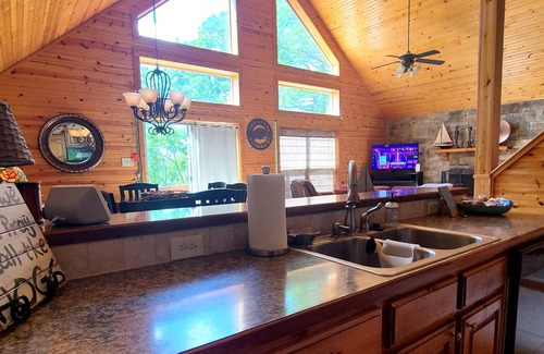 Clinton Cabin | Take it easy and take in the view! Get Away on Greers Ferry Lake-Shirley, AR