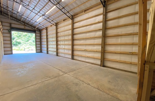 Grant Cabin | TAKE IT EASY Fishing Cabin. Large enclosed bay for storing the boat.