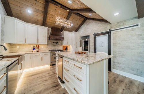 Denver House | Take it to the Bank! by AvantStay | New Pool + Hot Tub | Sleeps 16